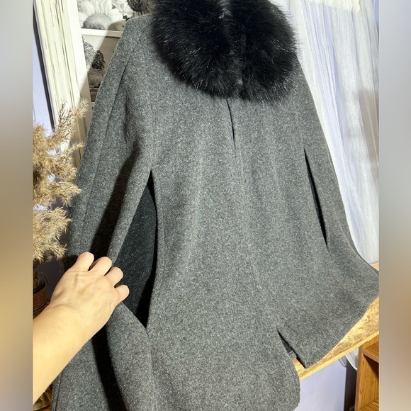 Cape - Picture 3 of 6